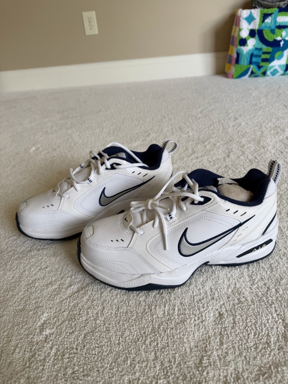 Nike Men’s White and Navy Air-Style Sneakers Monarch